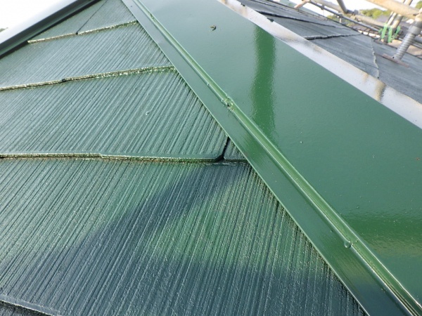 塗装後の棟板金との取り合い状態です