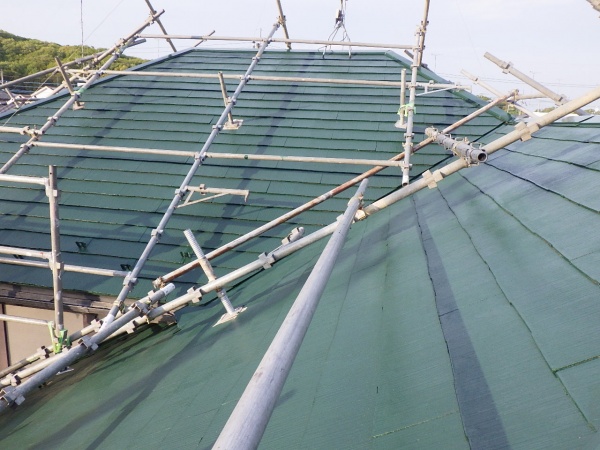 屋根の中塗り塗装が終了しました