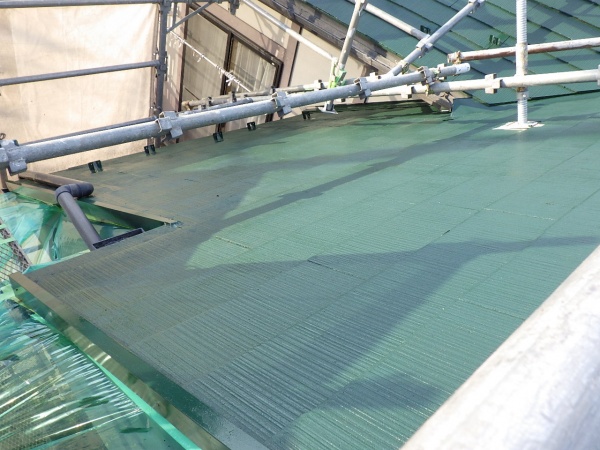 屋根の中塗り塗装が終了しました