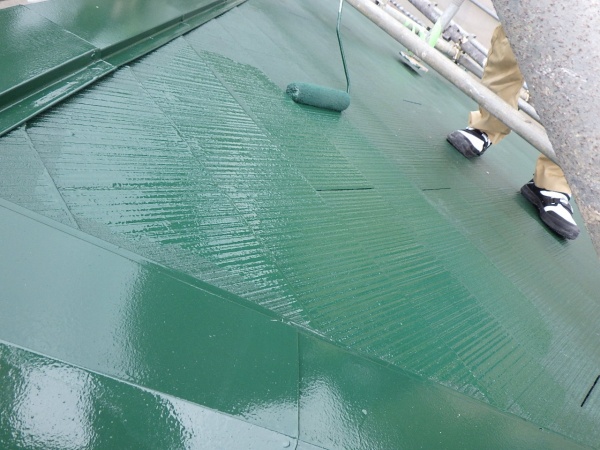 棟板金の上塗りローラー塗装中です