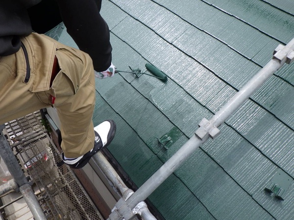 棟板金の上塗りローラー塗装中です