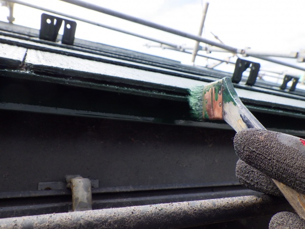 棟板金の上塗り刷毛塗装中です