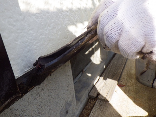 土台水切りの上塗り中です