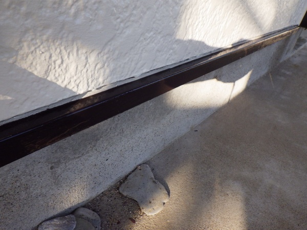 土台水切りの上塗り終了です