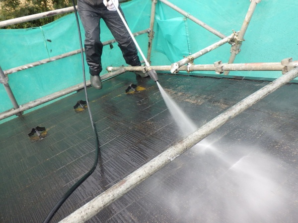 大屋根の高圧洗浄中です