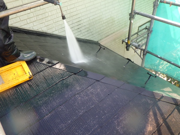 下屋根の高圧洗浄中です