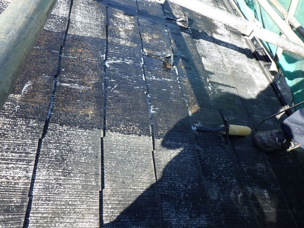 スレート屋根の下塗り中です