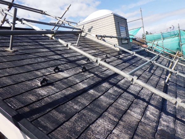 スレート屋根の下塗り終了です