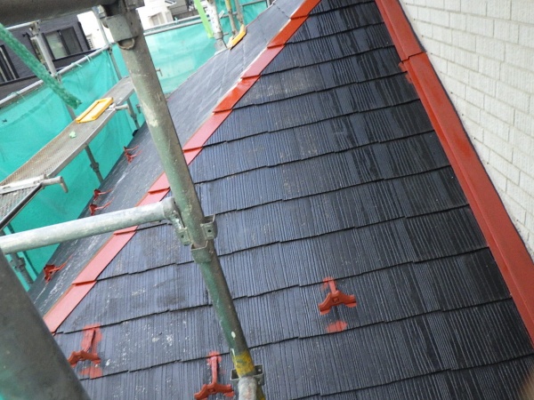 下屋根板金部の下塗りが終了しました