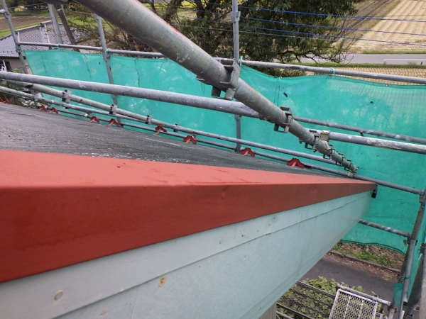 大屋根板金部の下塗りが終了しました