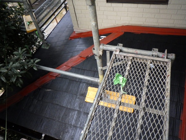 下屋根板金部の下塗りが終了しました