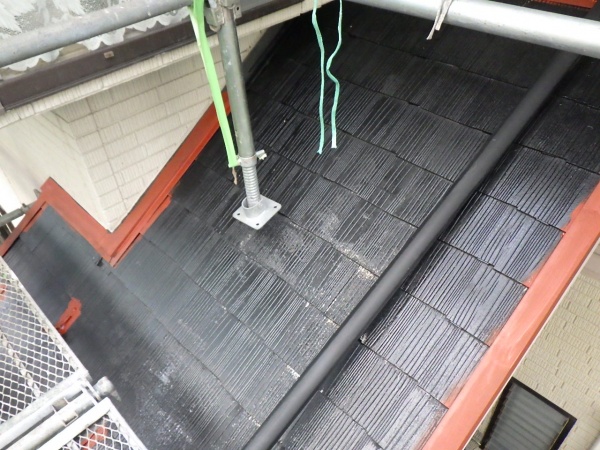 下屋根板金部の下塗りが終了しました