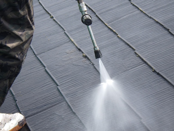 屋根の洗浄中です