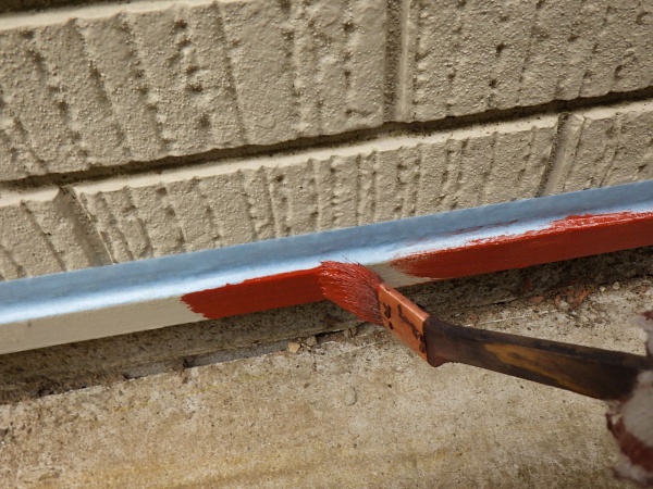 土台水切りの下塗り中です