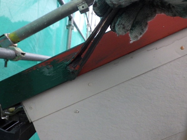 屋根板金部の刷毛塗装中です