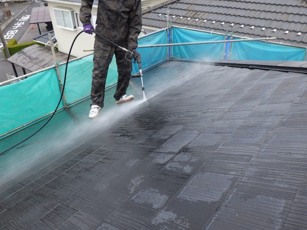 屋根の洗浄中です