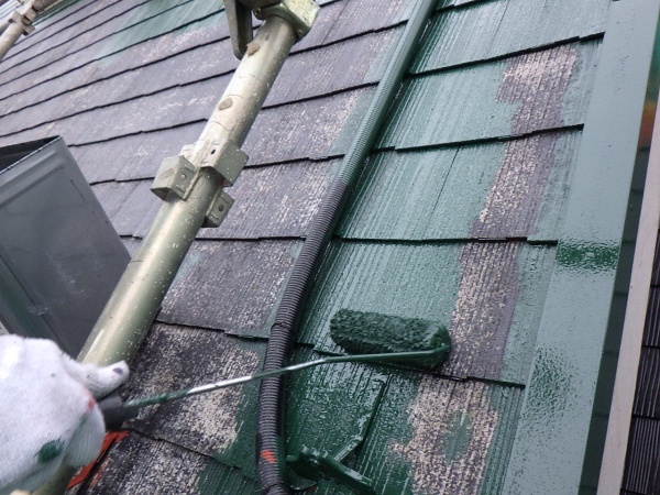 スレート屋根の中塗り中です