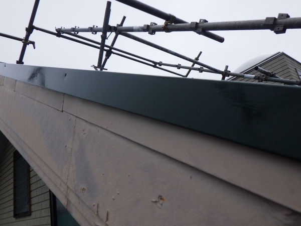 スレート屋根の中塗り終了です