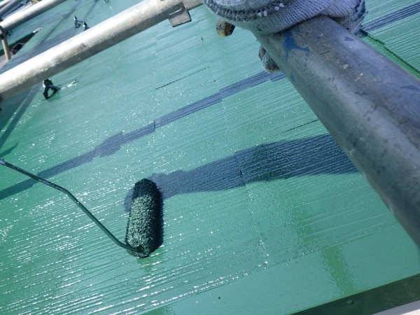 大屋根の上塗りローラー塗装中です