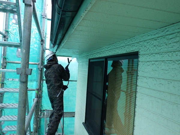 軒天の洗浄中です