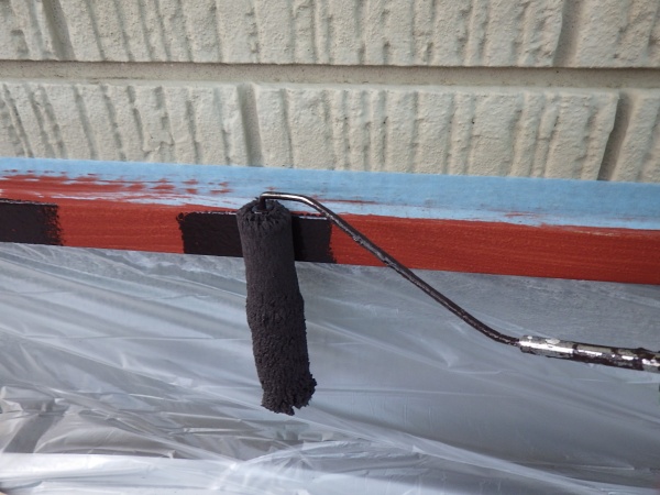 土台水切りの中塗り中です