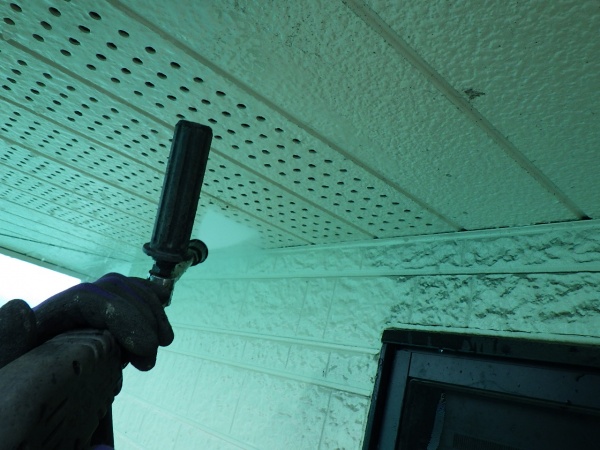 軒天の洗浄中です