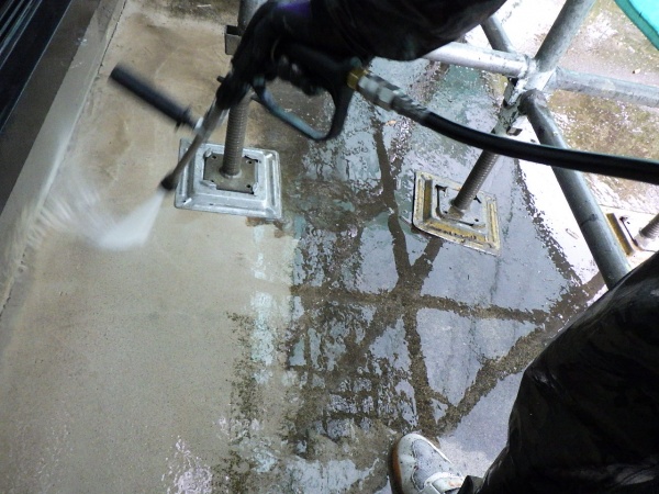 土間洗浄中です