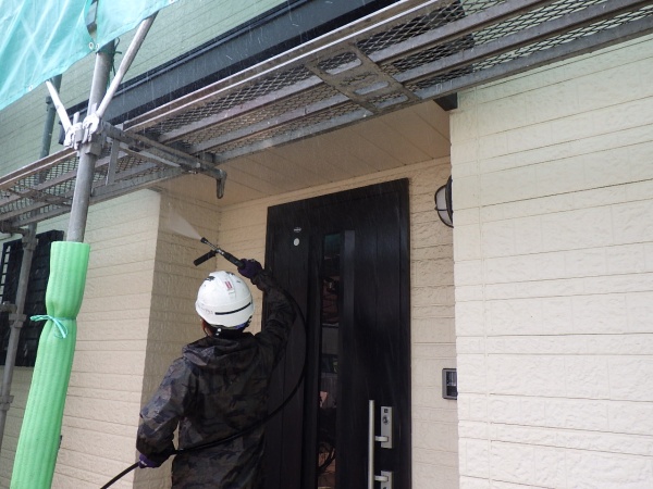 外壁の洗浄中です