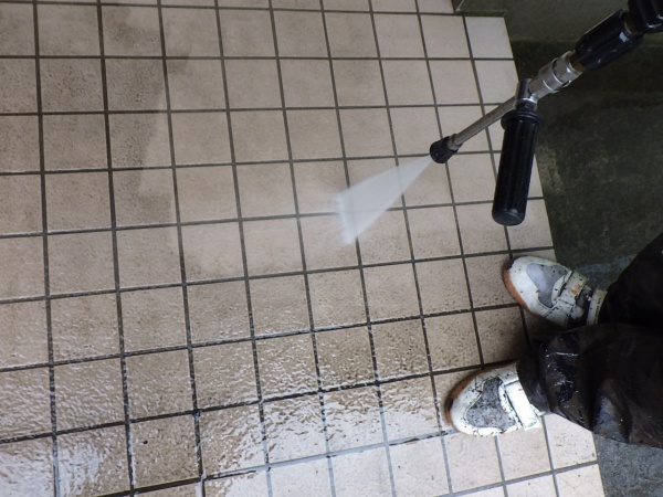 玄関アプローチの洗浄中です