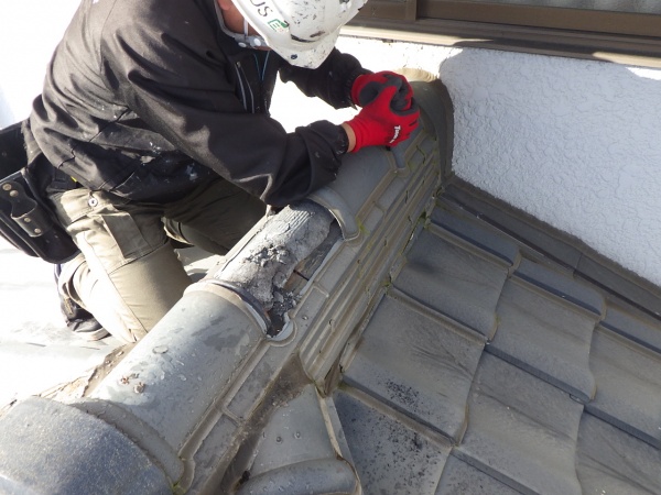 棟瓦の解体中です