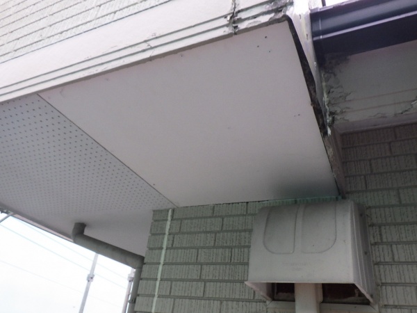 新規軒天材を取り付けました