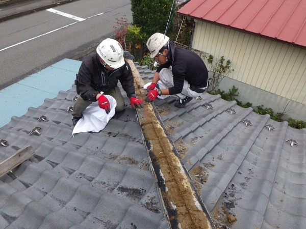 熨斗瓦の解体中です