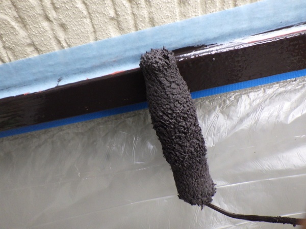 土台水切りの上塗り中です