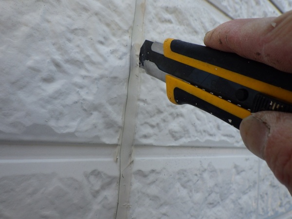 既存シーリングを撤去中です