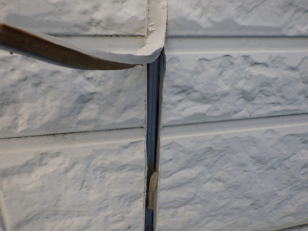 既存シーリングを撤去中です