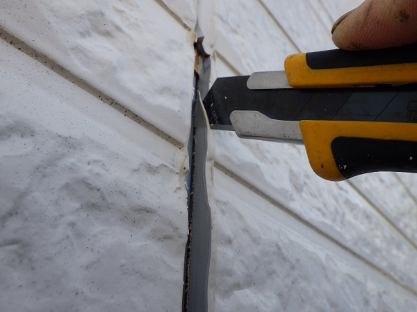 既存シーリングを撤去完了です