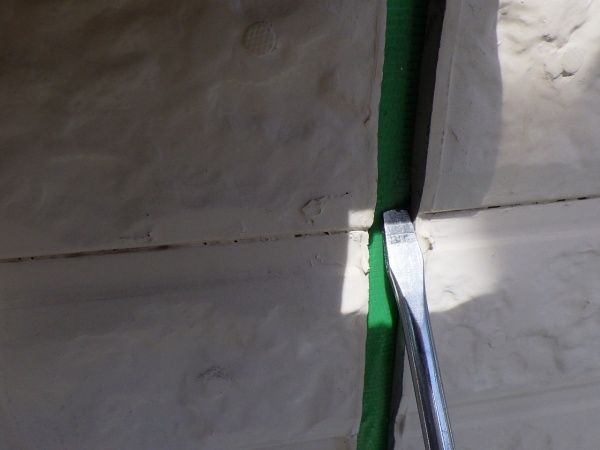 既存シーリングを撤去完了です