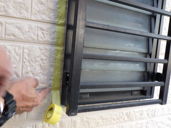 窓周りのシーリング用の養生中です