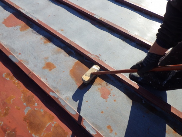 デッキブラシでのケレン作業中です