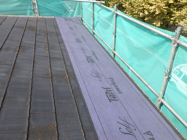 ルーフィングを貼り付けました