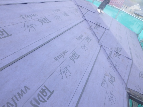 ルーフィングを貼り付けました