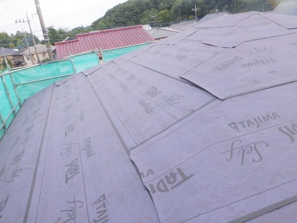 ルーフィングを貼り付けました