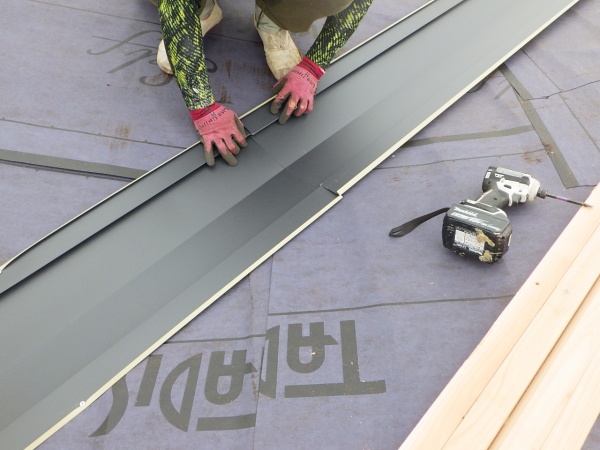 谷樋を繋ぎました