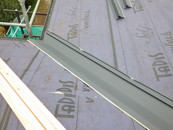 １枚目の谷樋取り付けです