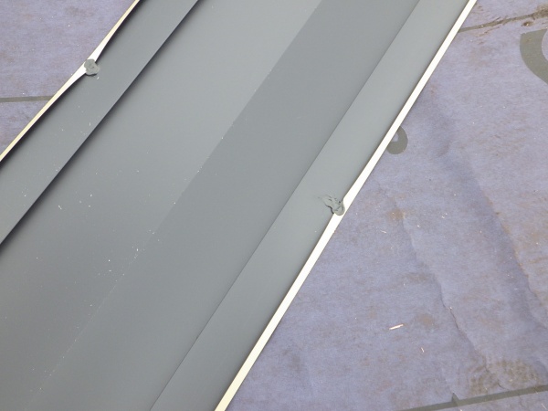 ビス穴にシーリングをしました