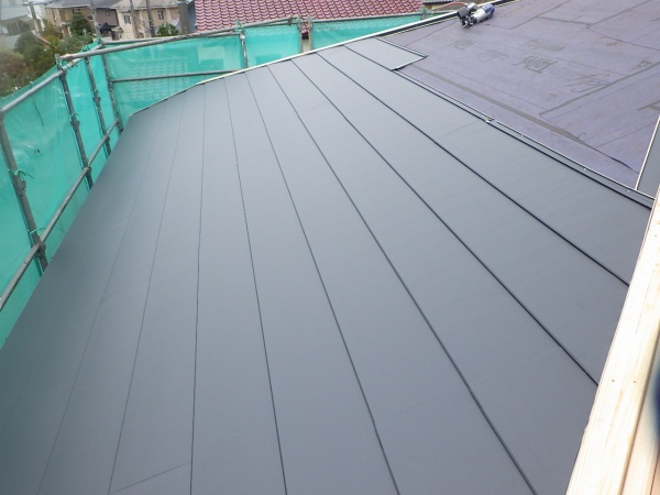 ルーフ貼り付け中です