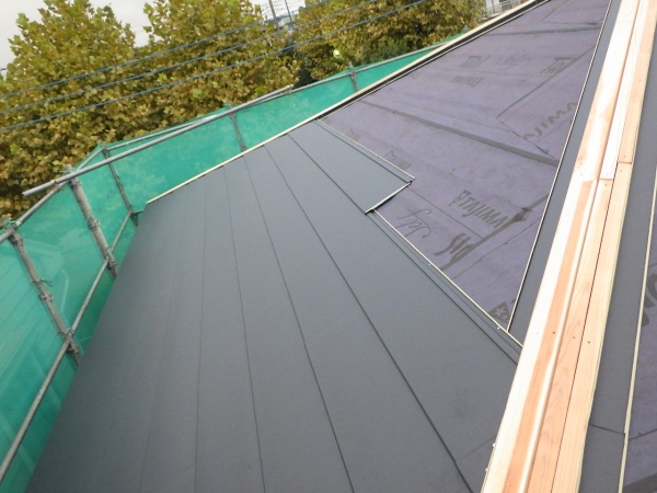 ルーフ貼り付け中です