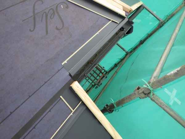 ルーフの加工中です