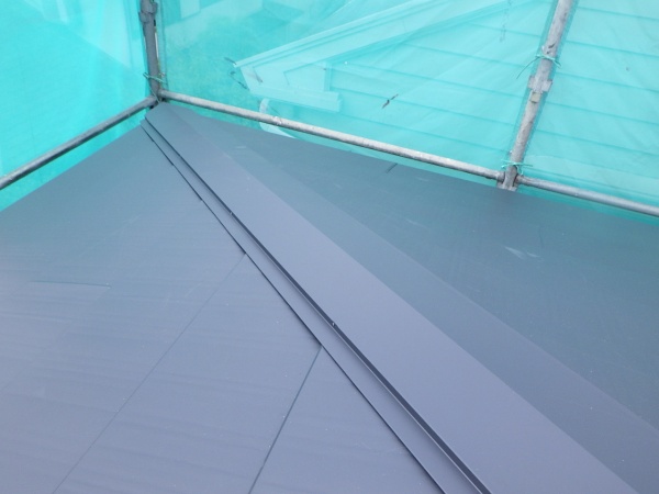 棟板金の取り付けが終了しました