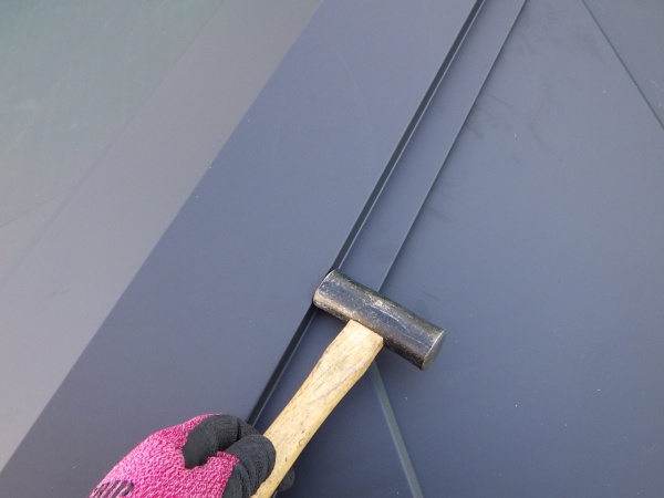 棟板金の固定中です
